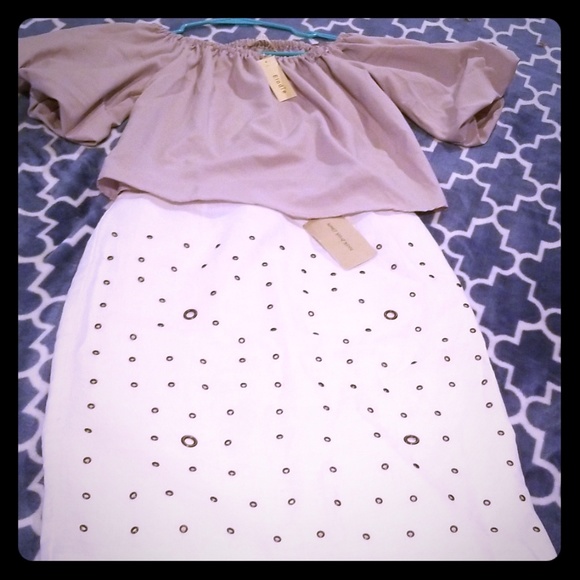 New! Elodie Small Off the shouldersTop taupe top - Picture 2 of 5